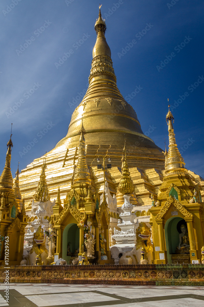 Fototapeta premium Golden stupa of Shwe Dagon Pagoda in Burma