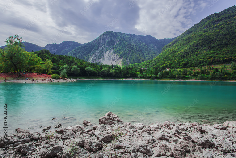 veduta panoramica del lago di Tenno in Trentino