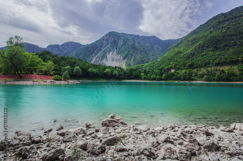 veduta panoramica del lago di Tenno in Trentino