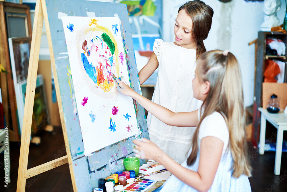 Young fingers artist at drawing easel Stock Photo by ©anrymoscow 96379940