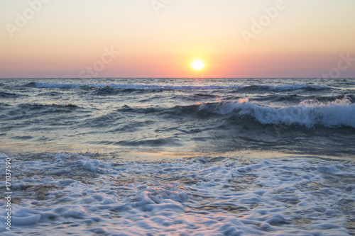 Il sole che tramonta nel mare è sempre una bella chiusura per una giornata di vacanza. Le tonalità calde donate dal sole si scontrano con il blu delle acque agitate del mare.
