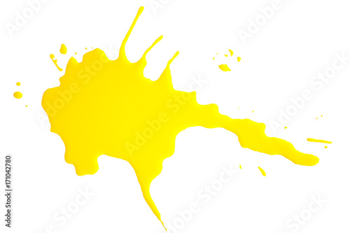 Ausgekippte gelbe Farbe über einer weißen Arbeitsplatte