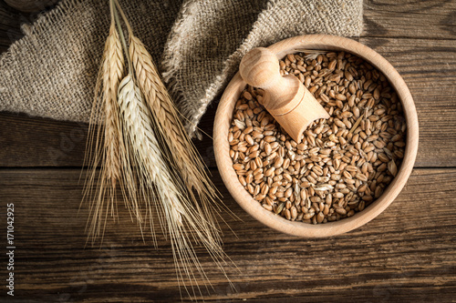 Cuadro en lienzo Ears of cereals and bowl of grain.