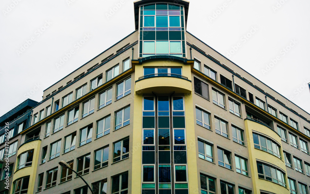Fototapeta premium grey and yellow corner building