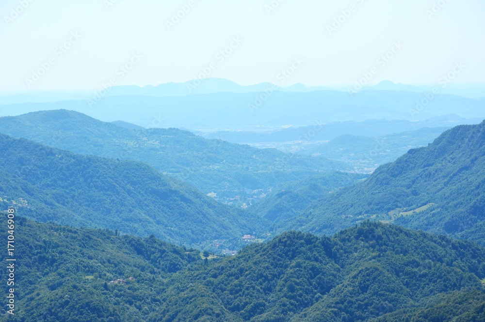 Naklejka premium Fog and mountain