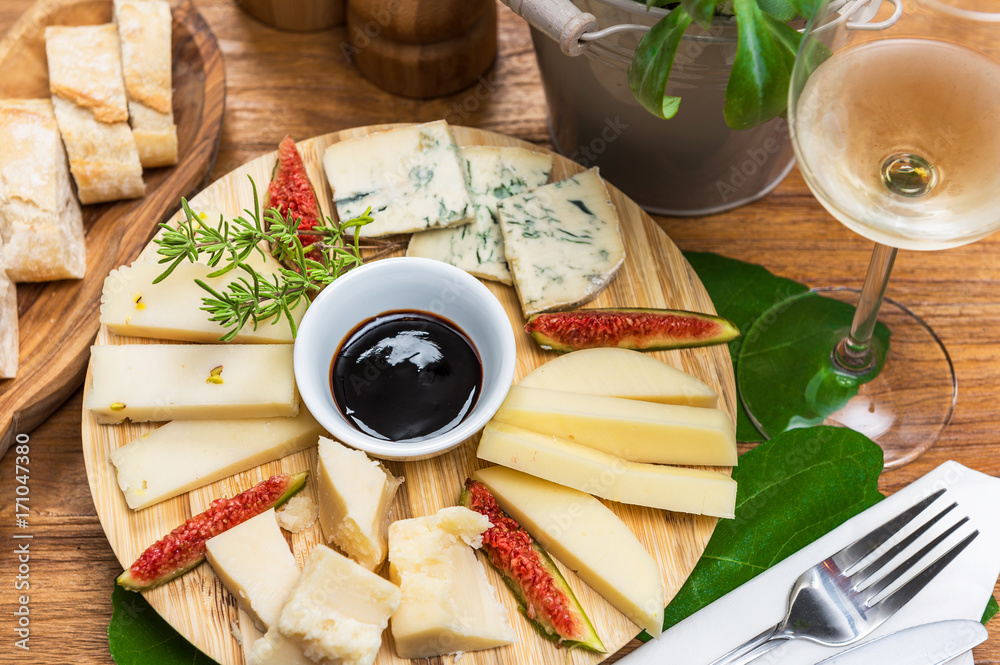 gemischte italienische Käseplatte mit Weißwein Stock-Foto | Adobe Stock