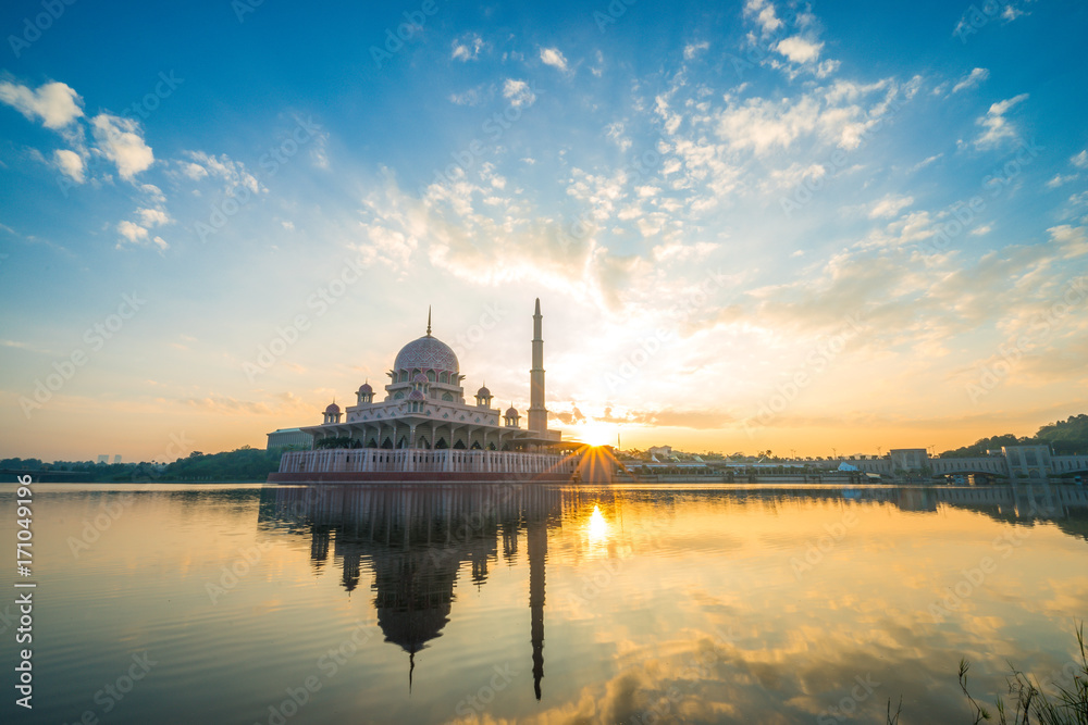 Obraz premium Sunrise moment at Putra Mosque, a principal mosque of Putrajaya, Malaysia. Construction of the mosque began in 1997 and was completed two years later.