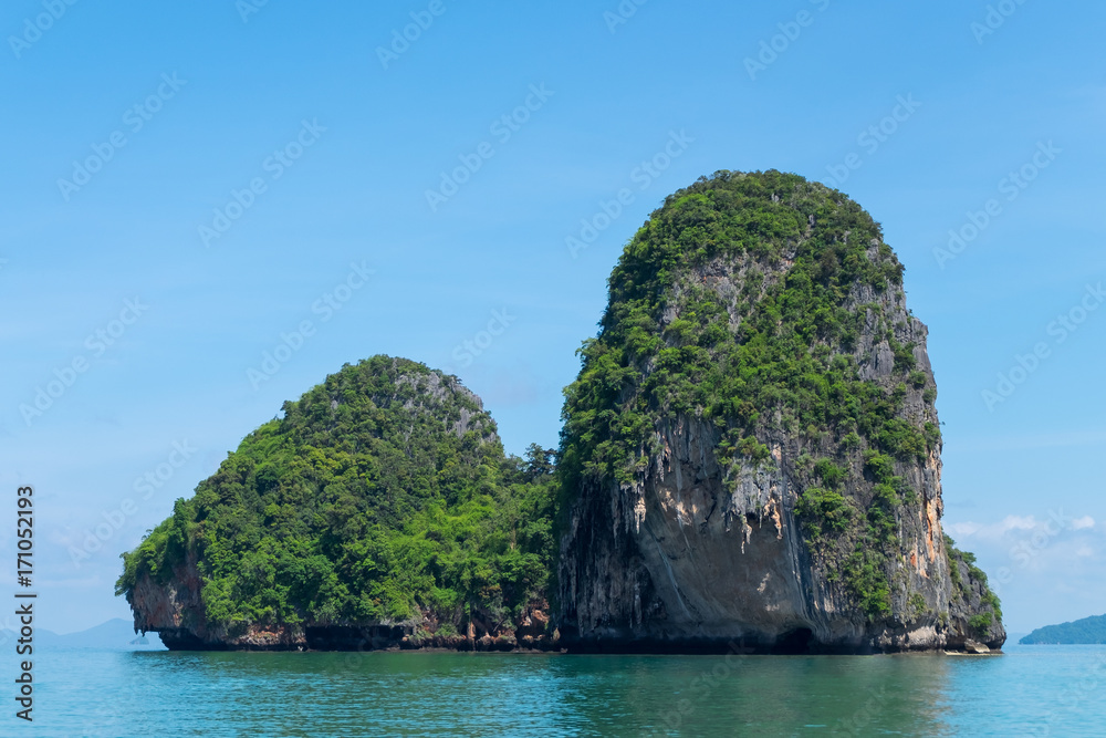 Obraz premium Limestone mountain with blue sky at Phra Nang cave beach