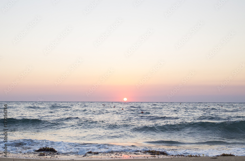 Così è Il Mare Al Largo Panorama del sole che tramonta a mare. I colori caldi del tramonto si