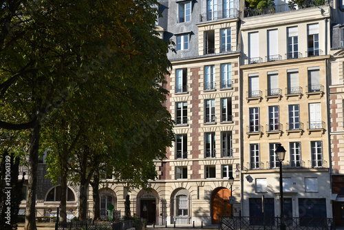 Place Dauphine à Paris en été, France