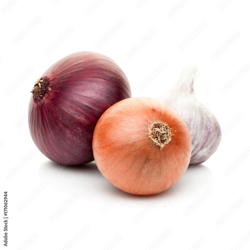 Fototapeta premium onions and garlic isolated on white background
