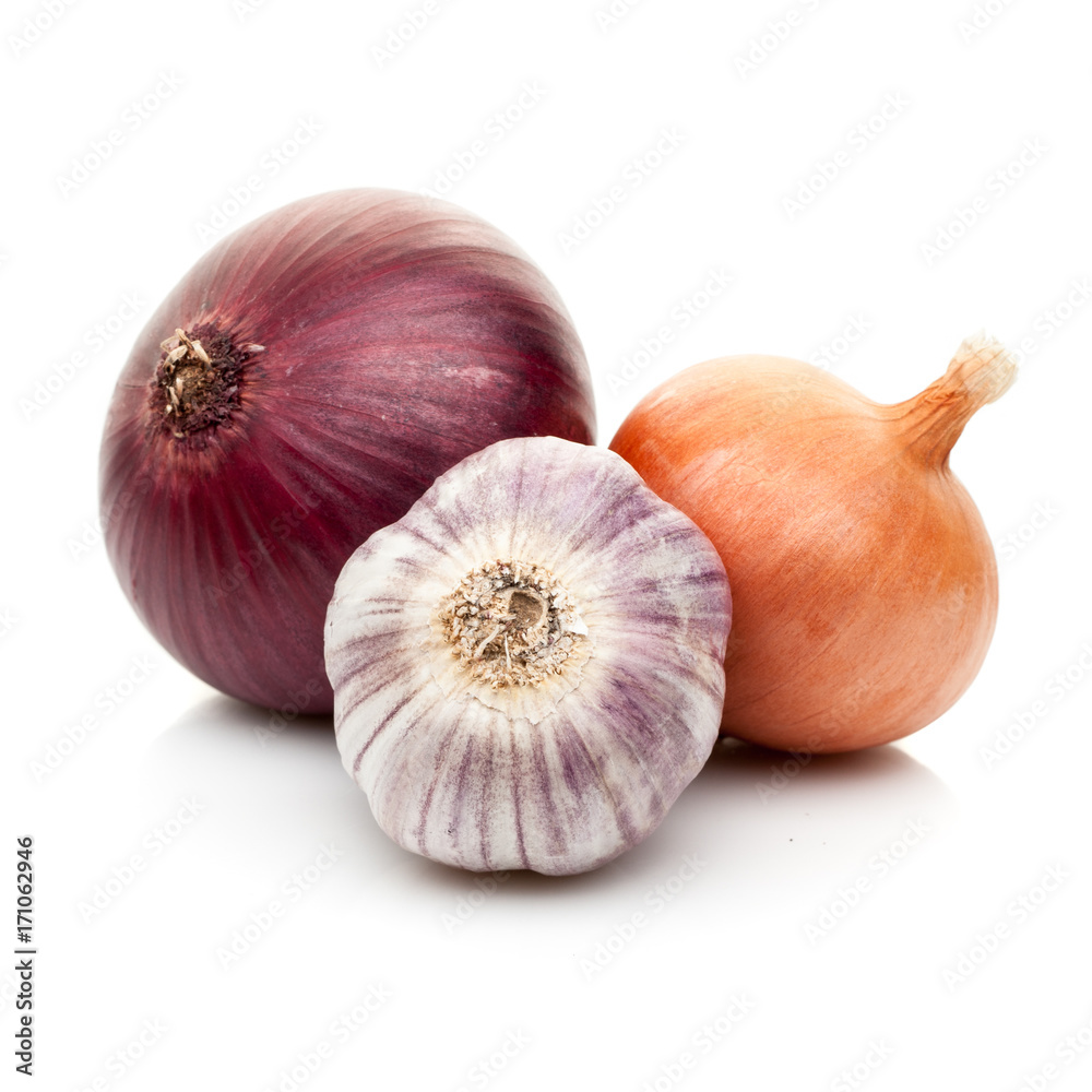 Fototapeta premium onions and garlic isolated on white background