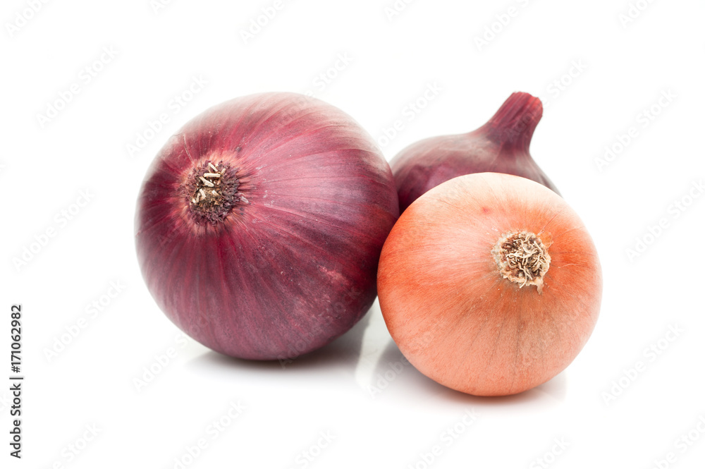 Fototapeta premium red onion isolated on white background