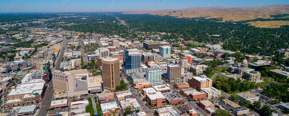Aerial view of teh vity of Boise in teh summer time