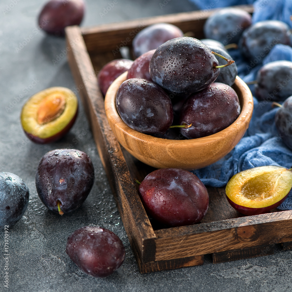 Obraz premium Fresh plums, autumn fruit, healthy eating, square image