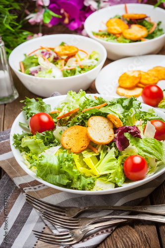 Mixed salad with croutons.