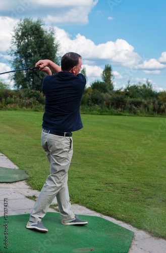 Golfspieler beim Abschlag auf einem Golfplatz