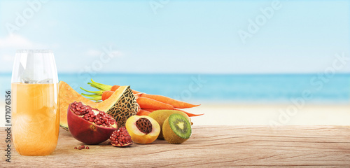 Succo di frutta fresca sulla spiaggia, estate
