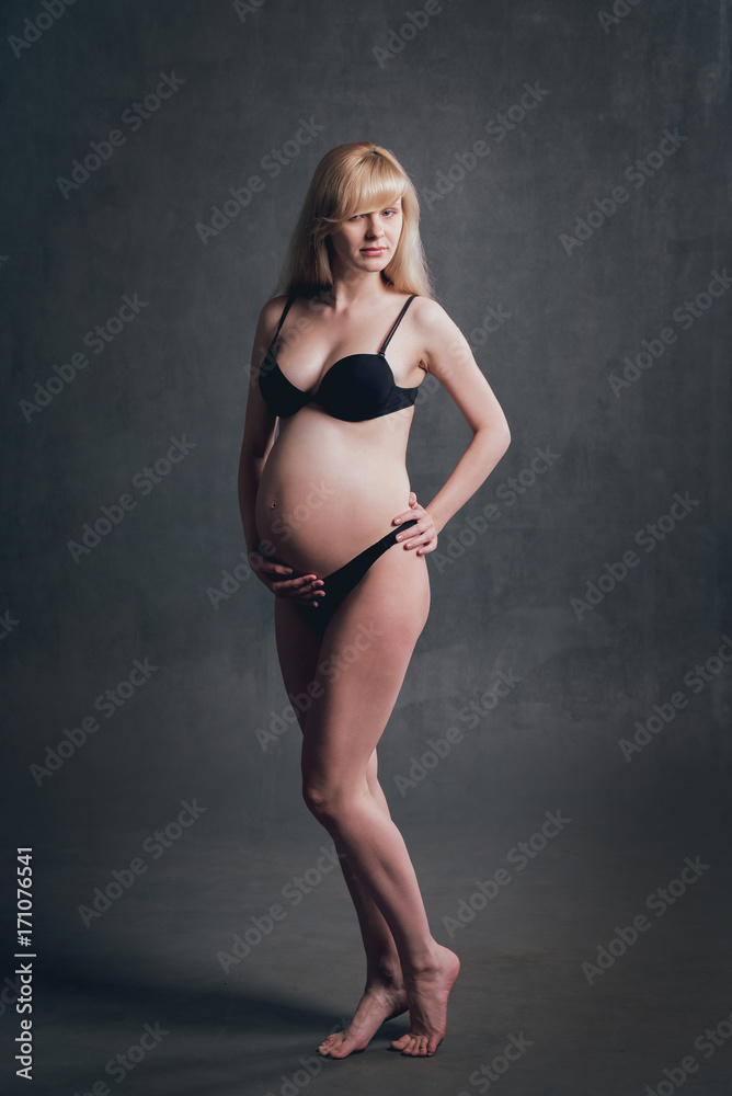 Obraz premium Picture of beautiful nude pregnant woman.