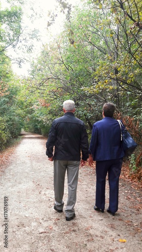 Coppia di pensionati a passeggio nel parco