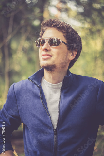 Junger Mann im Wald