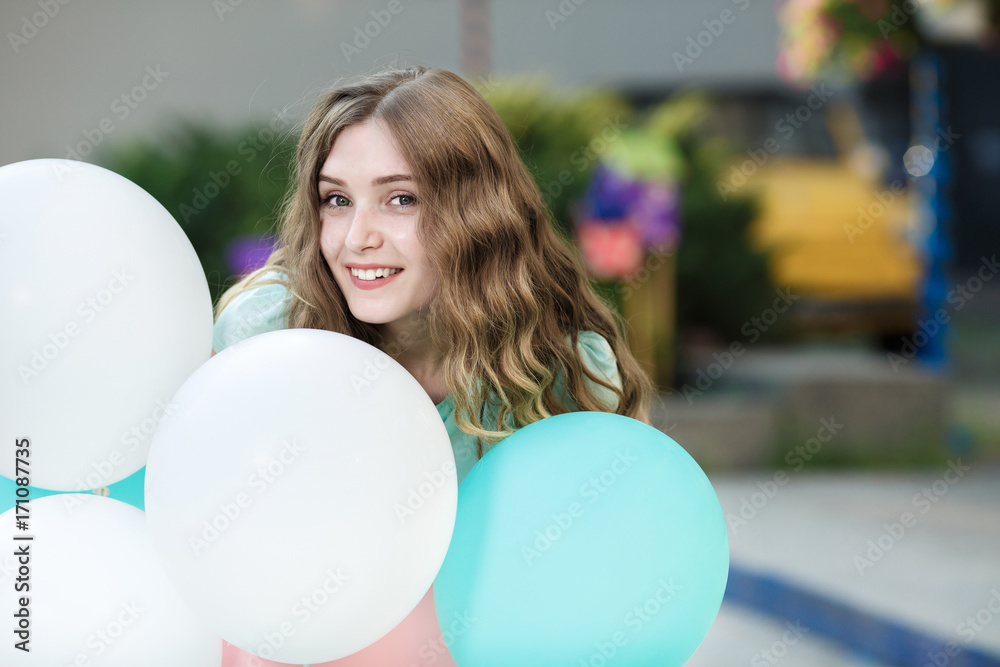 Naklejka premium beautiful woman with flying multicolored balloons