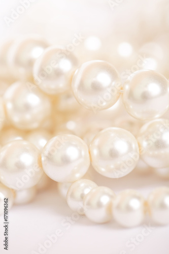 Stos perły na białym tle