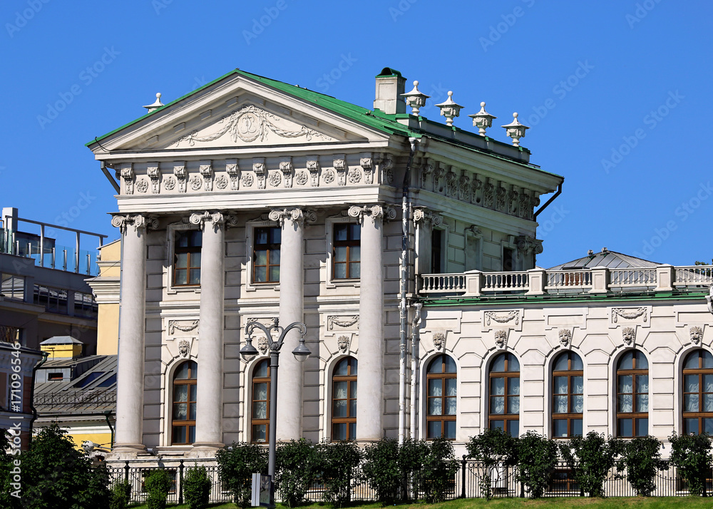 Fototapeta premium White wing of the historical building in Moscow