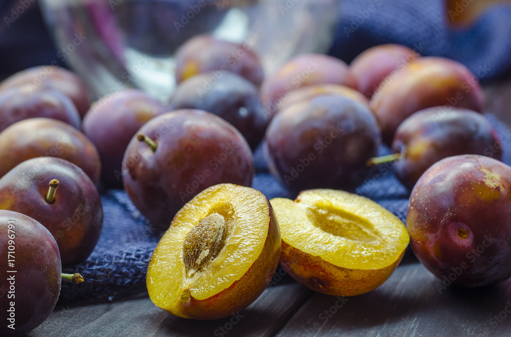 Fototapeta premium ripe fresh plums