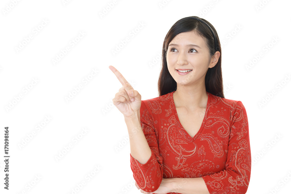 指示する笑顔の女性 指示する笑顔の女性