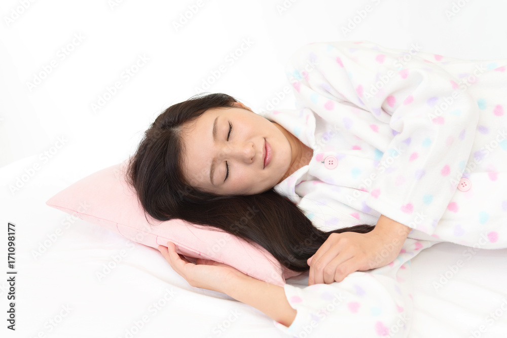 睡眠をとる女性 睡眠をとる女性