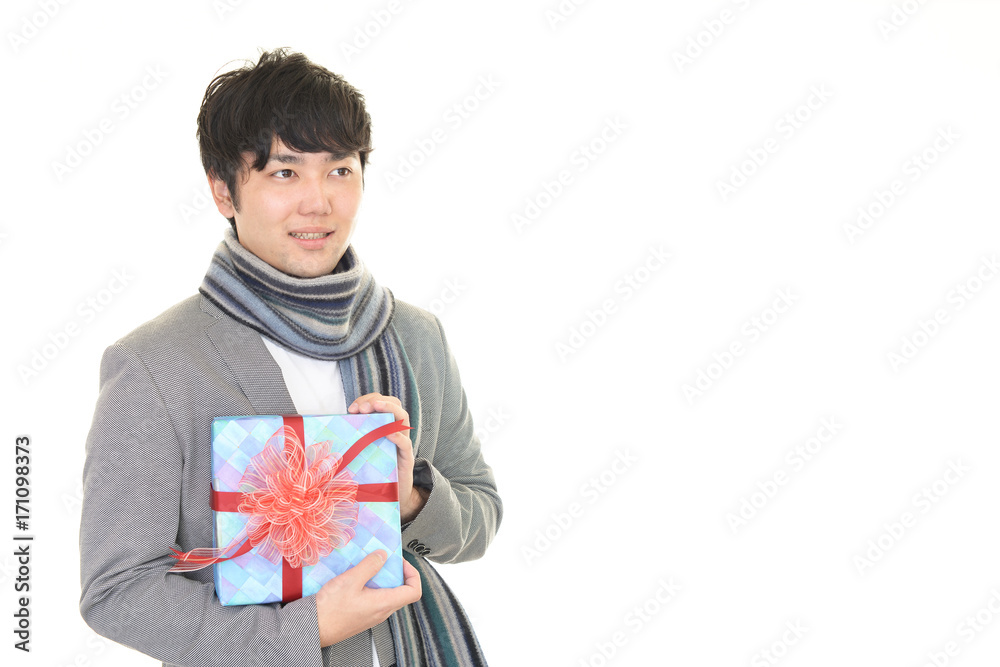 プレゼントを持つ男性 プレゼントを持つ男性