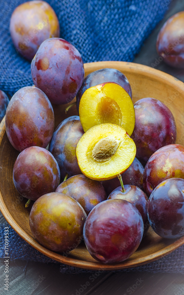 Fototapeta premium plums in a bowl