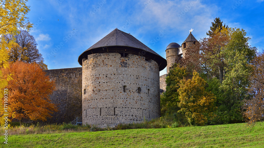 Burg mit Turm und Mauer sonnig im Herbst. Festung und Sehenswürdigkeit