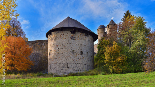 Burg mit Turm und Mauer sonnig im Herbst. Festung und Sehenswürdigkeit
