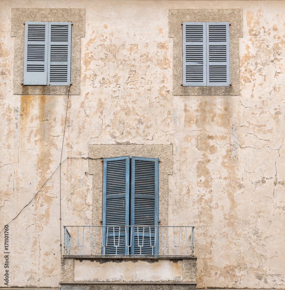 Fenster in einer Fassade mediteran Fenster in einer Fassade mediteran
