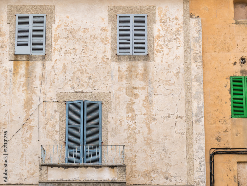 Fenster in einer Fassade mediteran