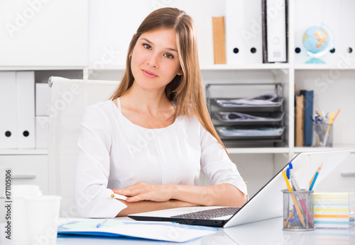 Konstfotografi Happy female entrepreneur in office