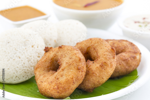 idli vada south indian food photo