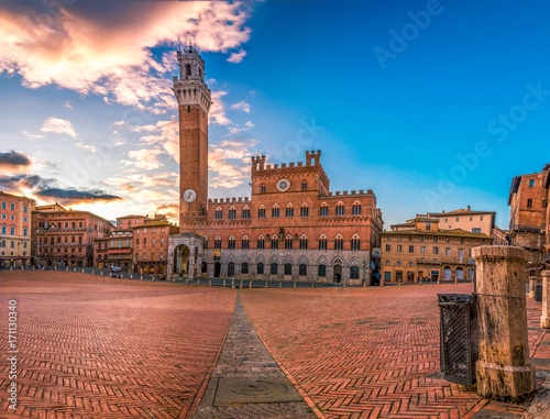 Obraz na plátně Beautiful panoramic photo of Piazza del Campo Europe's greatest medieval squares
