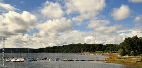 Möhnestausee mit kleinen Booten an einer Anlegestelle unter dramatischem Wolkenhimmel photo