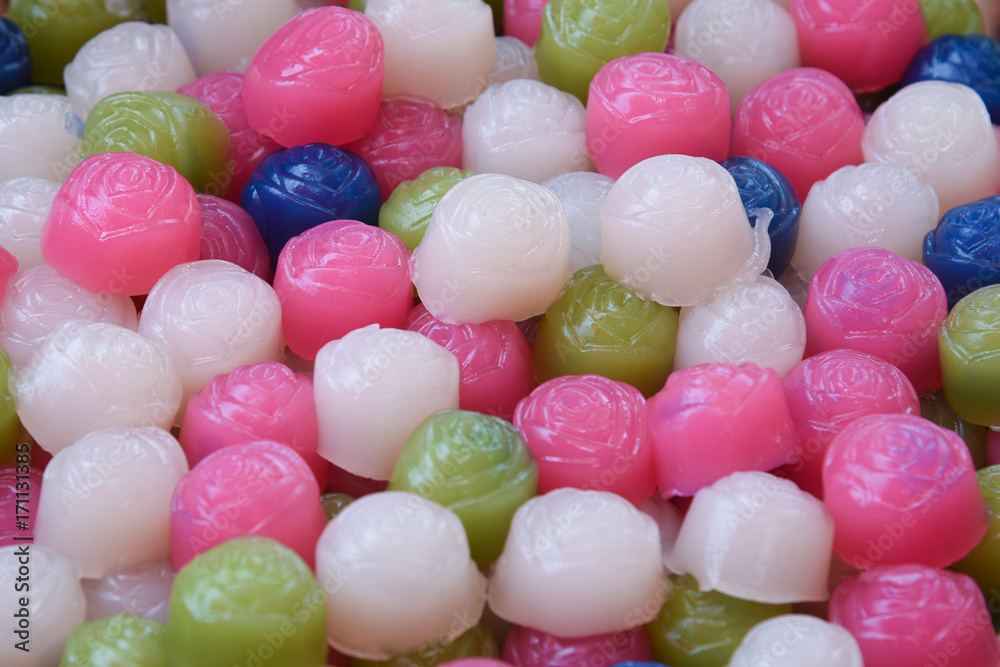 Φωτογραφία Thai sweet dessert Thai coconut cookies in sweet pastel colors of pink, yellow,