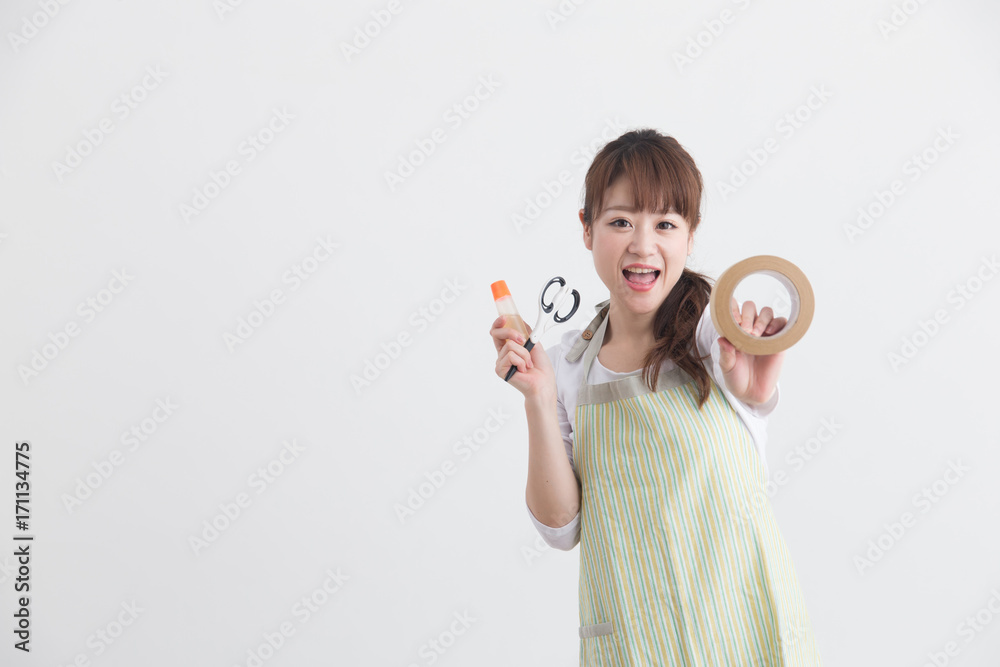エプロン姿の女性・白バック エプロン姿の女性・白バック
