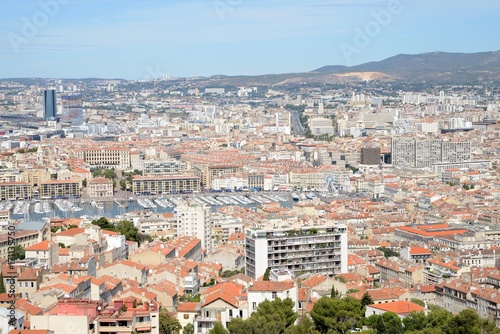 Vue générale de Marseille avec le vieux port au centre
