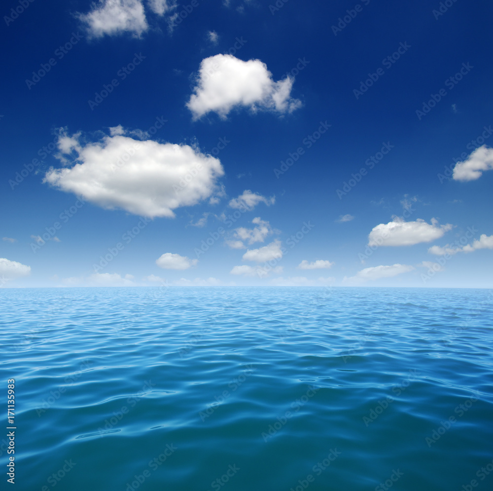 Fototapeta Niebieska powierzchnia wody morskiej