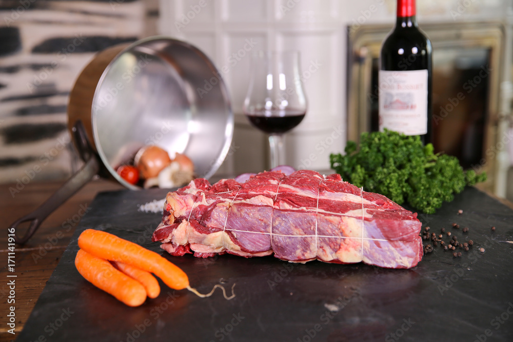 Bœuf à braiser (paleron) sur un plateau d'ardoise naturelle Stock Photo