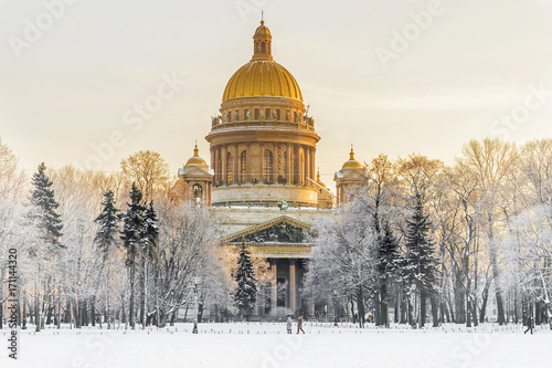 Obraz na płótnie Winter view of St. Isaac's Cathedral in St. Petersburg w salonie