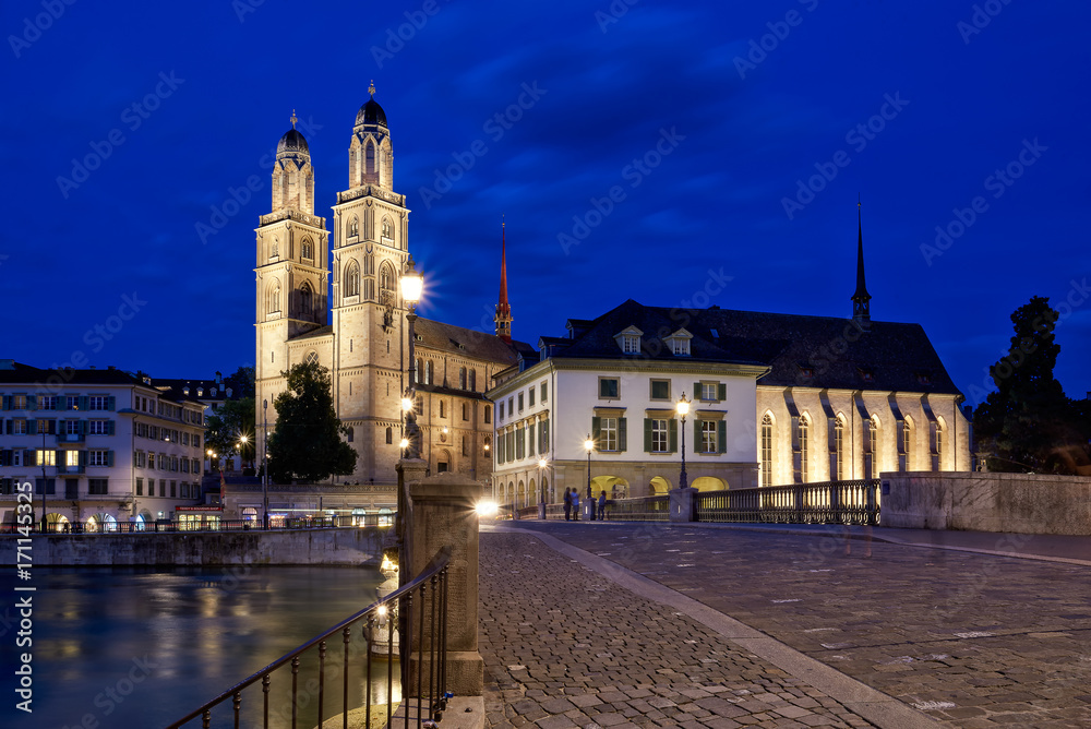 Zürich by night blaue Stunde Blick über Münsterbrücke Richtung Grossmünster und Helmhaus