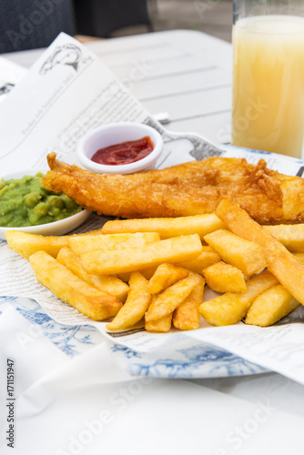 Fotografia Fish and Chips with mushy peas served in the Pub