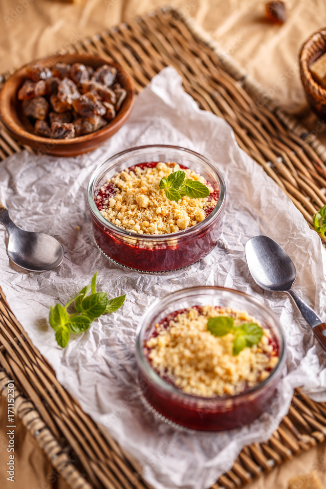 Pie crumble with red berries